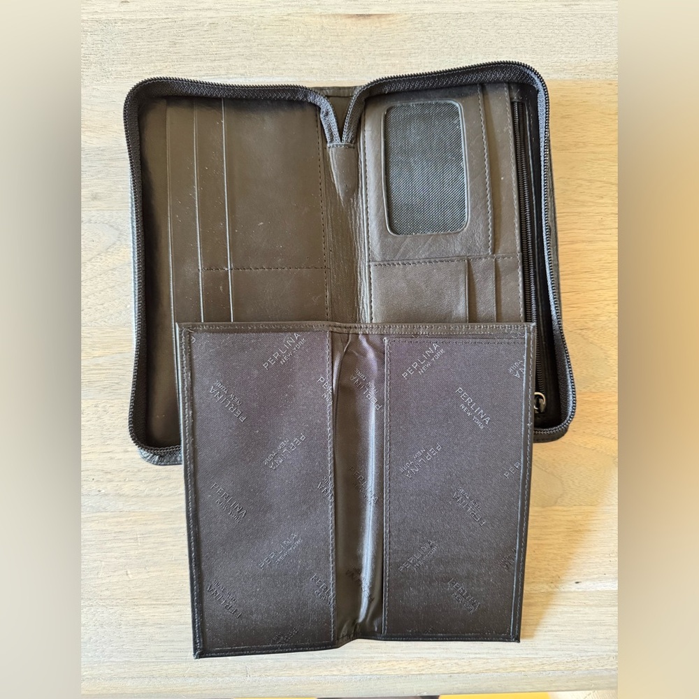 Perlina New York Vintage Black Leather Travel Wallet - supple feel - Picture 4 of 7